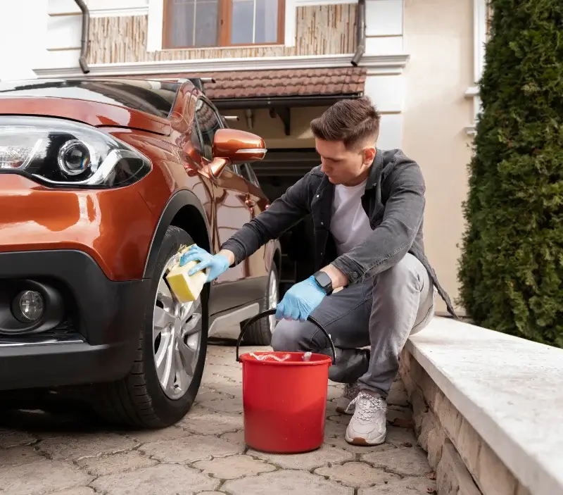 Lavage auto à domicile La Lande-de-Goult : professionnel intervenant sur un véhicule